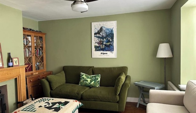 Cosy 2BR Home with Garden and Parking