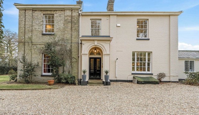 Grand 7-bed Georgian lodge with cinema room, snooker/dining table, private gardens and dog-friendly spaces. Walk to pub, sleep everyone comfortably, ideal for families and groups.