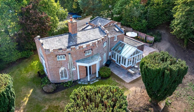 The Cat House - sleeps 7 guests in 4 bedrooms