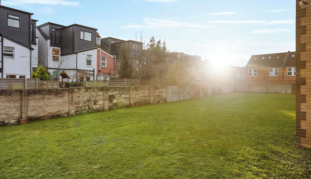 Modern 2BR Flat, 20 mins train to Central London, 7mins to Selhurst Park Stadium