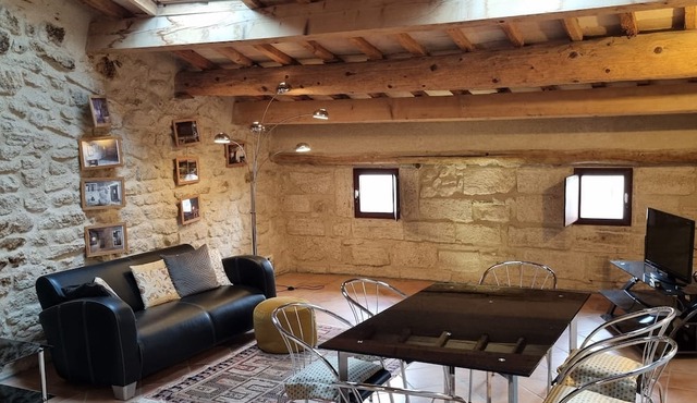 Bright and spacious 2-bedroom apartment in charming Nézignan-l'Évêque awaits you