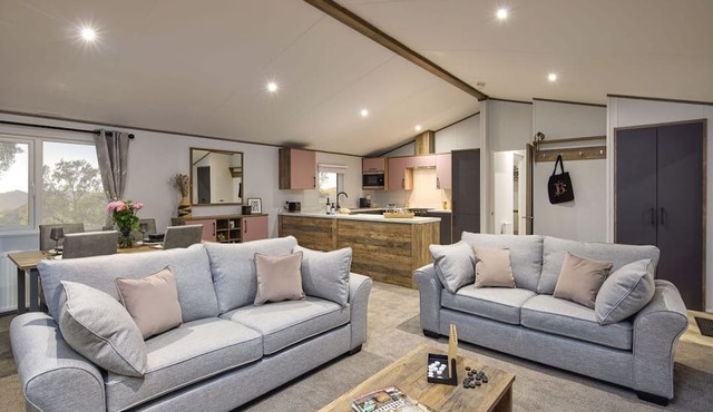 Laurel Spa, Woodland Lakes