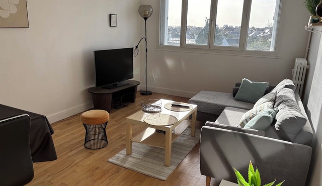 Bright and quiet apartment close to the center of Rennes and the train station.