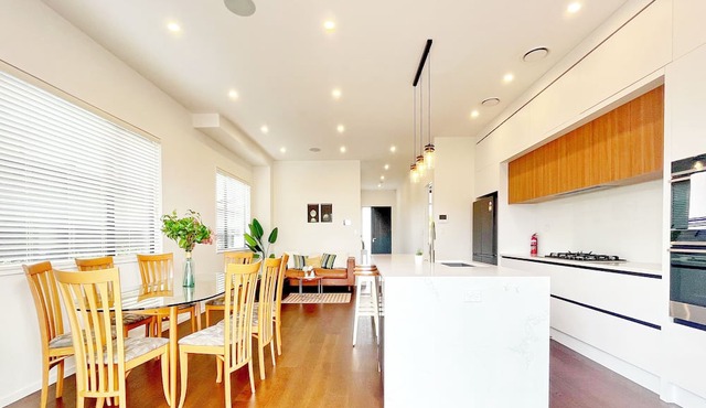 Spacious 370sqm New Home, Longhorn Dr Retreat