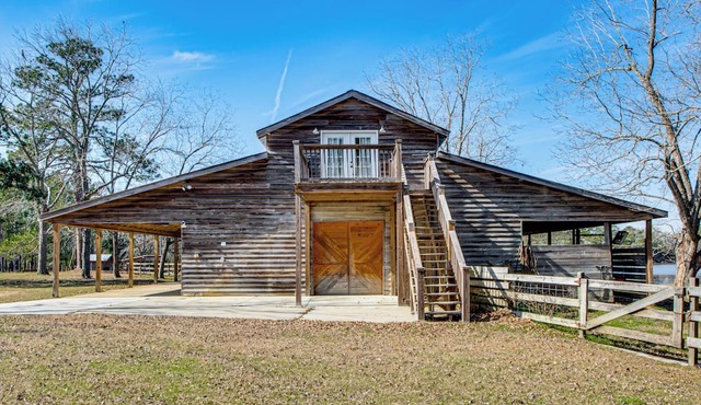 Cozy Barn Apt w/5-Acre Pond in South Georgia!