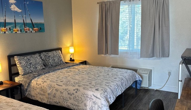 Unit 17 - Cozy 1-bedroom hotel in terrific Challenge-Brownsville with AC