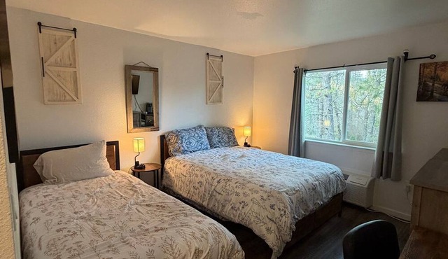 Unit 26 - Cozy 1-bedroom hotel in beautiful Challenge-Brownsville with AC