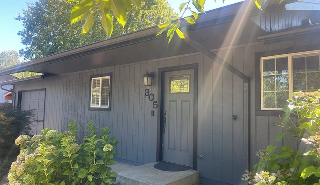 Cozy, 3BR retreat near Freeway, Fishing & Golfing