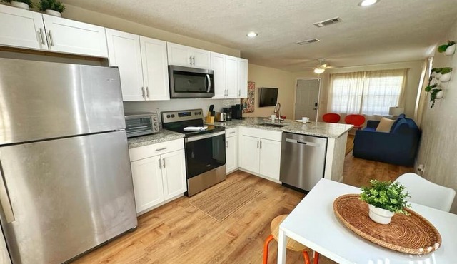 NEW Gorgeous Sunshine-Up 6 Guests-Private Backyard