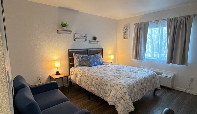 Unit 15 - 1-bedroom hotel in lovely Challenge-Brownsville with AC comfort