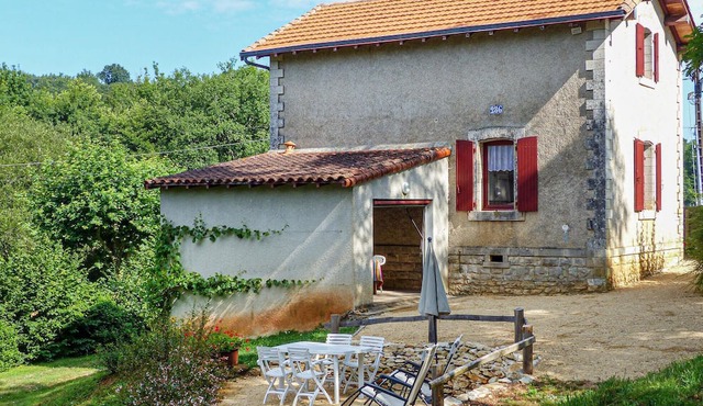 Beautiful home in Nanteuil-en-Vallée with WiFi