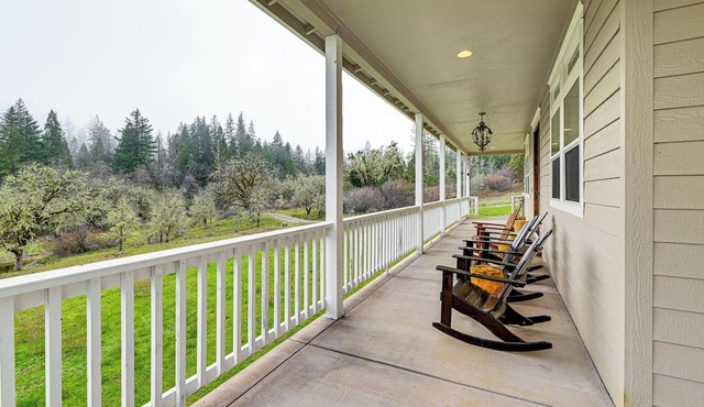 Limpy Creek Access! Family Retreat in Grants Pass