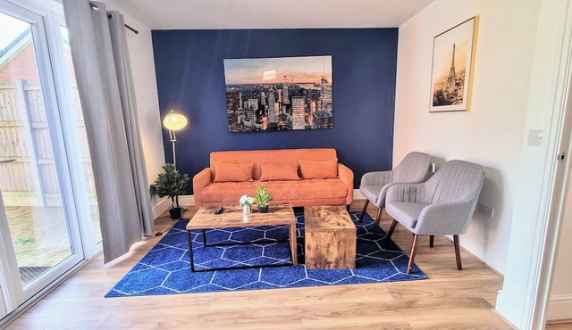 Basildon 4-Bed House | Sleeps 8 | Parking for 3 cars | wi-fi