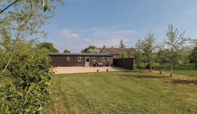 GARDEN COTTAGE, RODE FARM, character holiday cottage in Rode