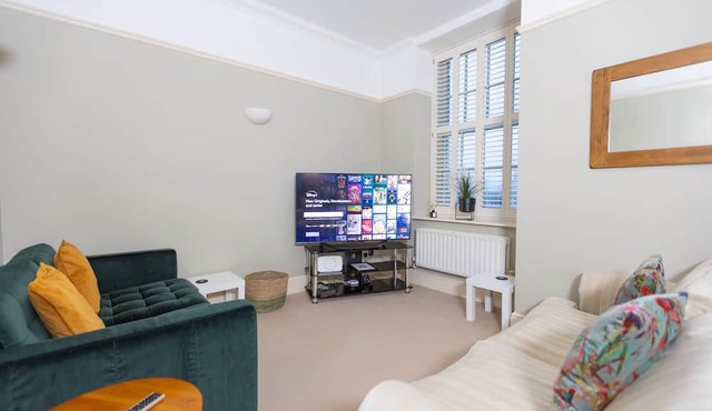 The Manor Retreat | Oxford Short Let | 2 Beds & Sleeps 4