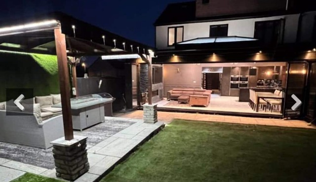 Elegant family home, 2x jacuzzi corner baths, Contract Workers and NHS Welcome.