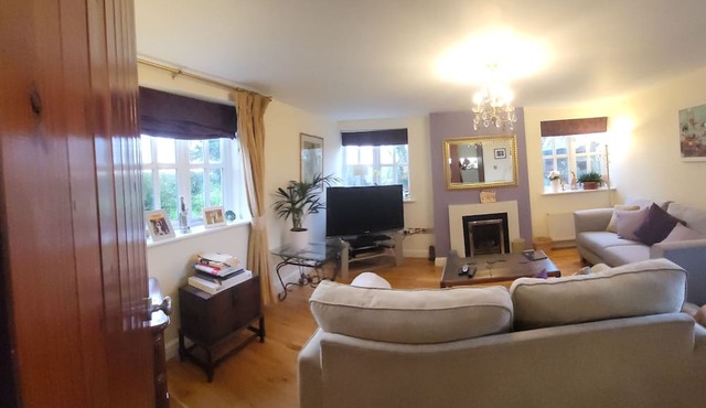 Quaint 3 bed cottage 10 mins walk from station and short drive to Warner studios