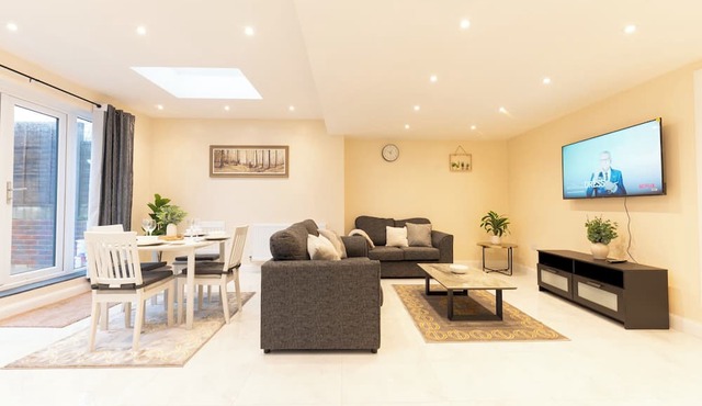 Spacious 4BR Home, Walk to Station + Parking - Pass the Keys