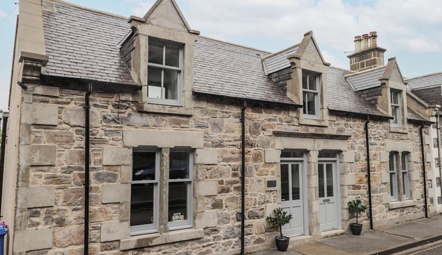 APPLE TREE COTTAGE, pet friendly, country holiday cottage in Cullen