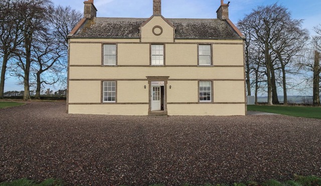 BALMASHANNER FARMHOUSE, family friendly, with open fire in Forfar