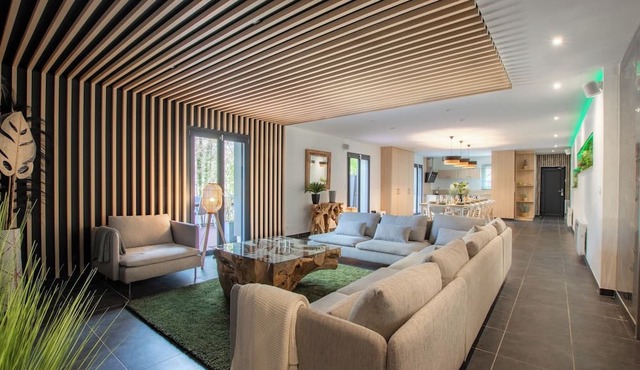 LA VILLA RIVIERA - sauna, spa, heated pool, pinball arcade sports relaxation