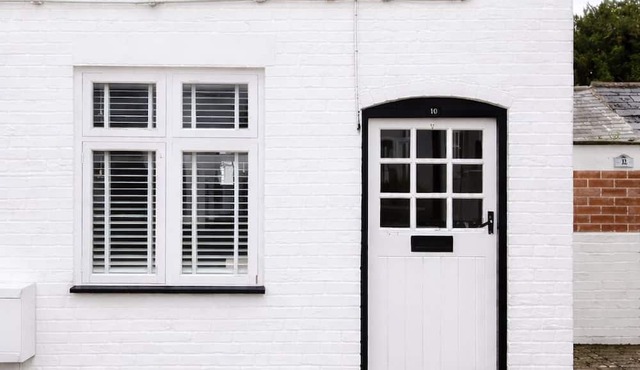 DERBYSHIRE TWO BEDROOM COUNTRY COTTAGE, DESIRABLE VILLAGE CLOSE TO THE PEAKS