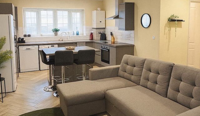 Family-Friendly 2-Bed Apartment in Bury