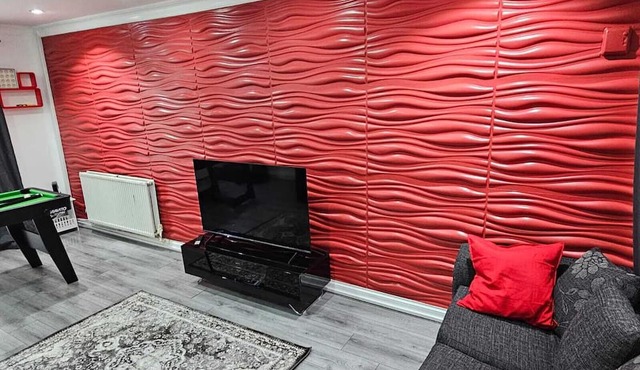 Birmingham Palace minutes from Birmingham Airport,Cadbury World, and The NEC.