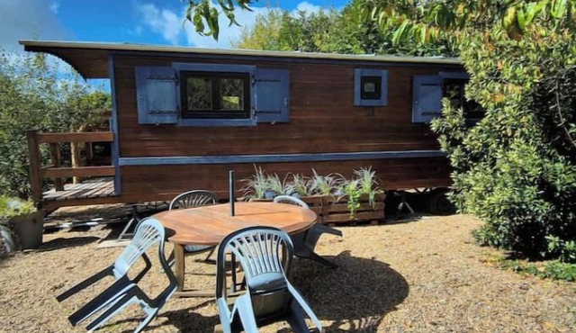 Roulotte Gîte, 2 persons, green setting