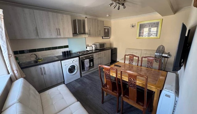 Modern 2BR Apartment | Central Melksham Location