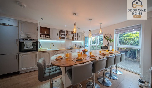 Open-plan | 4 Groups | Sleeps 10 | Central London