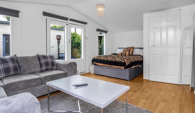 Beautiful private apartment next to the royal infirmary hospital