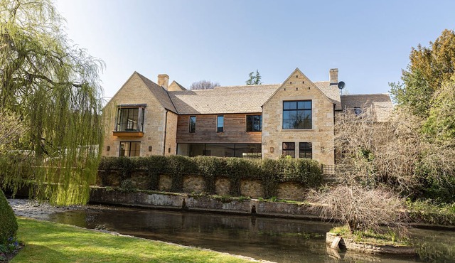 Sensational six bedroom house located 5 miles from popular Cotswold towns.