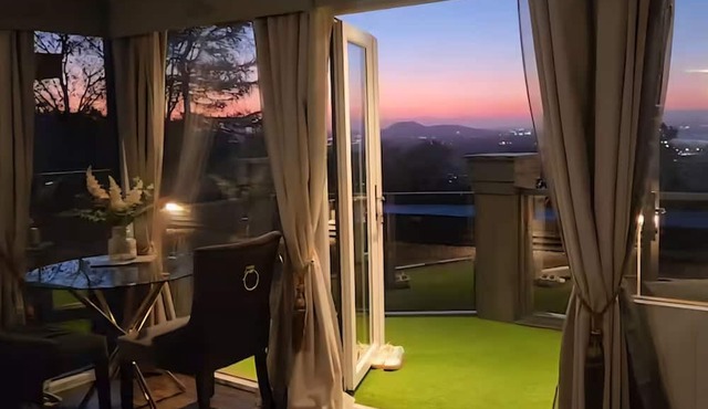 Fa'side Lodge, Hottub, countryside location, Edinburgh city 7 miles away.