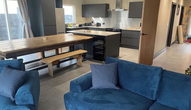 SPRING MEADOW, pet friendly, with hot tub in Croxdale