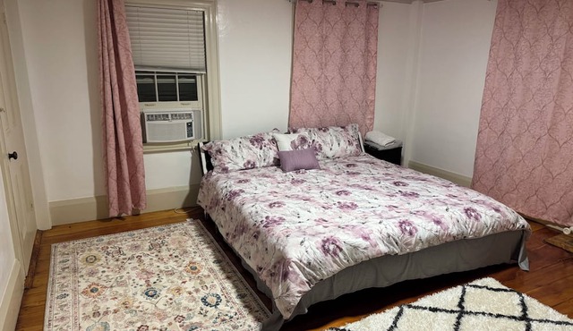 Cozy, Large private room near route 95 Malls/Hospital/Salem in Danvers,MA