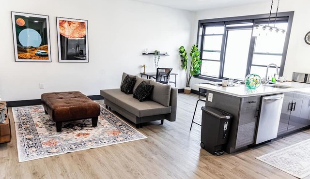 Unbeatable Location:25 min to Times Square+Parking