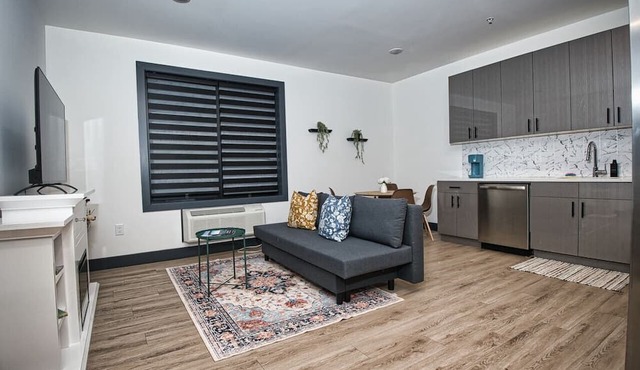 Excellent Location-20 Minutes to NYC-Free Parking