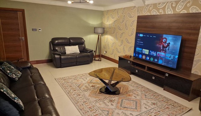 4 Bed Ensuite detached luxury home near Heathrow. New kitchen, Spacious Retreat