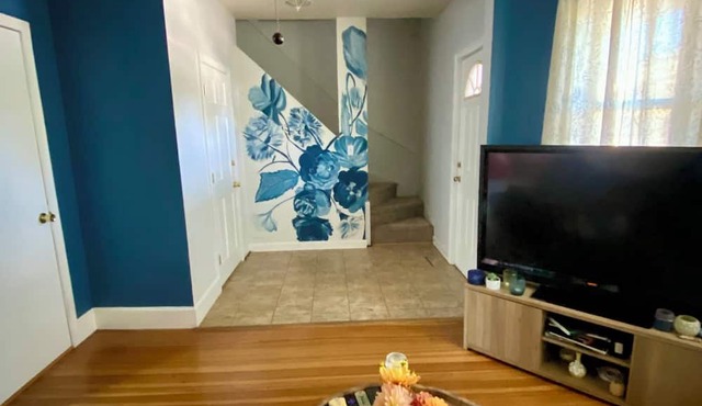 2 bedroom condo walking distance to downtown, free parking