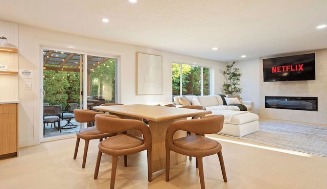 NW Chill Vibes - 3BD 2.5BA Corner Lux Haus with Covered Patio and Firepit