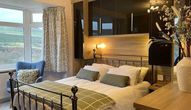 Tranquil Glossop Retreat - Pets Welcome