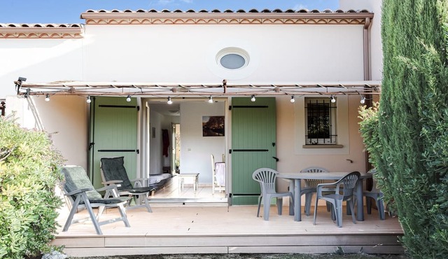 Quiet 6-Guest Apartment in Homps