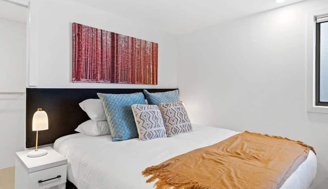 Cozy 1-Bed Studio Near Cafes and Shops