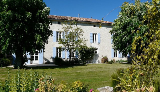 Beautiful Charente residence - heated swimming pool