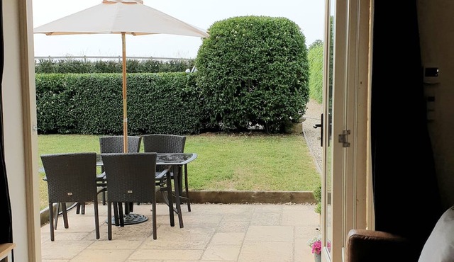 Charming Somerset Hamstone Cottage with Private Garden and Parking