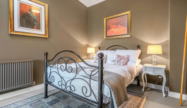 Pools Cottage 4 - The Winery Room