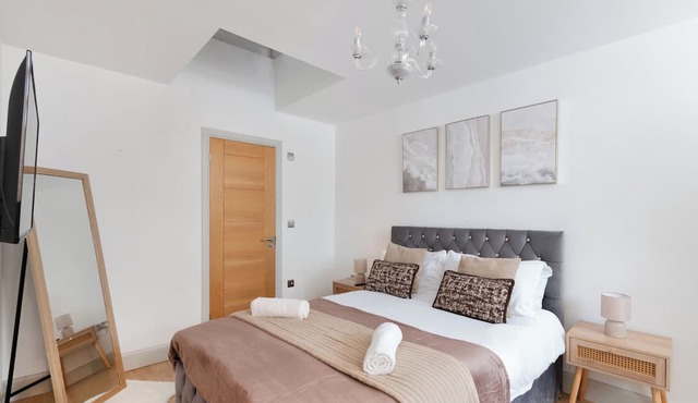 Stylish 2 Bedroom | Putney | Zone 2