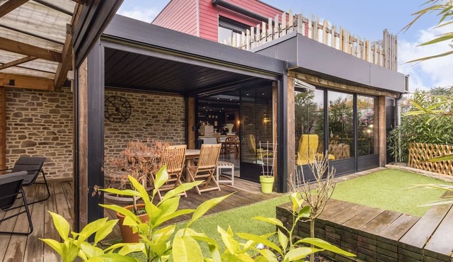 Industrial-style gîte near Grandlieu Lake, private parking