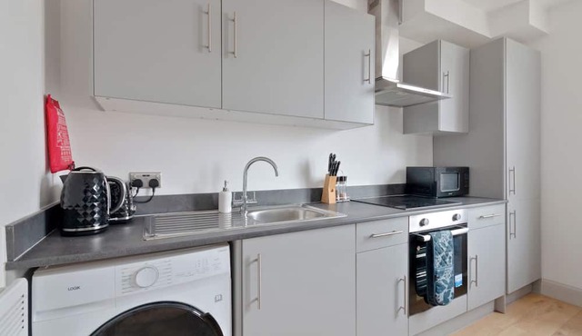 Beautifully presented 2 Bedroom | Putney Station